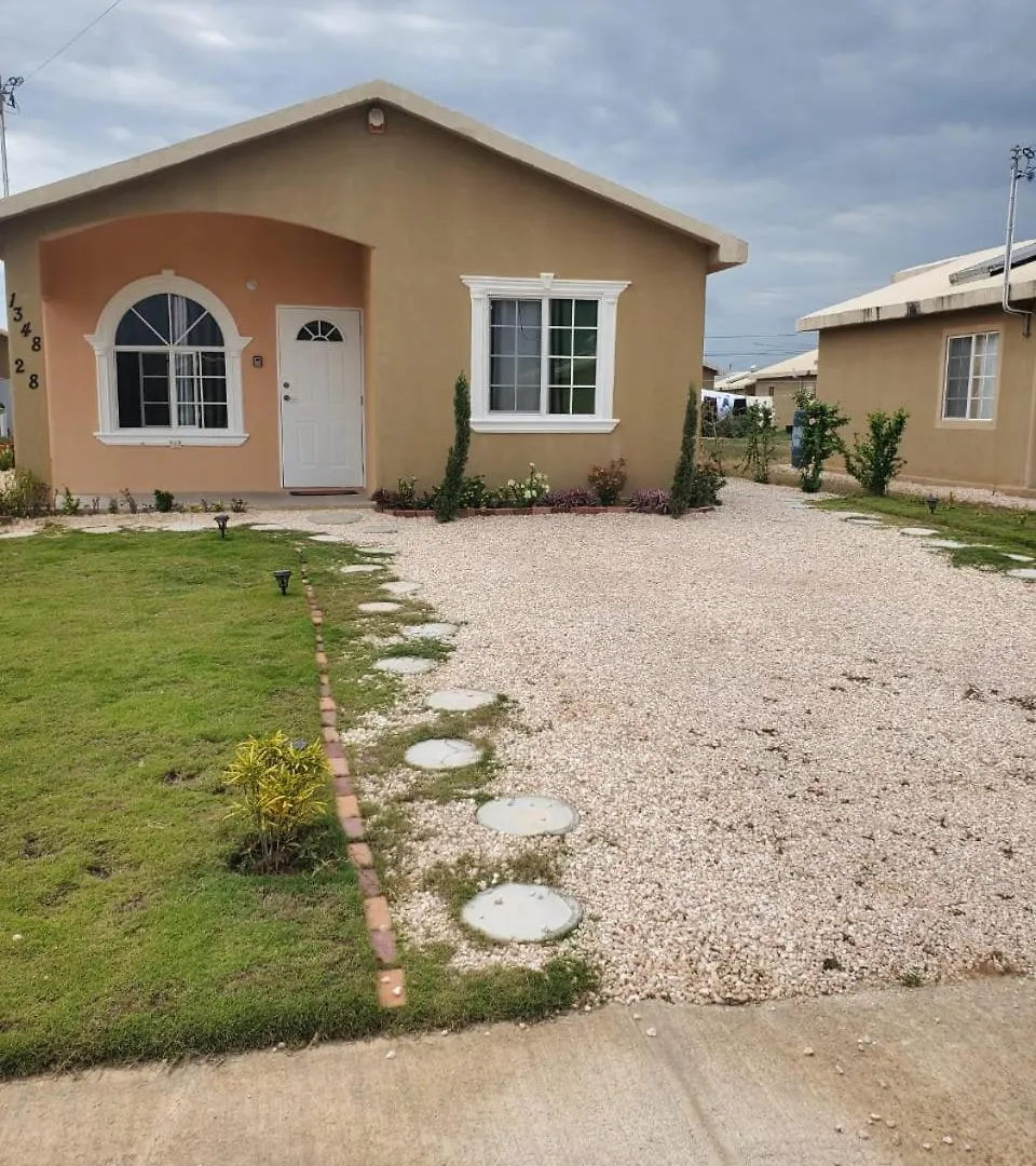 Finest Accommodation Phoenix Park Phase 4 Lot # 1348 Portmore St Catherine 0*,